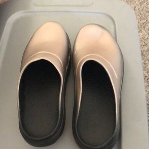 Oofos Sz 7 womens barely worn NOT BROKE IN